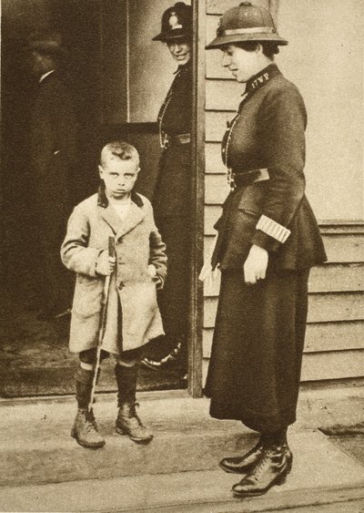 Niño del East End con una policía de English Photographer